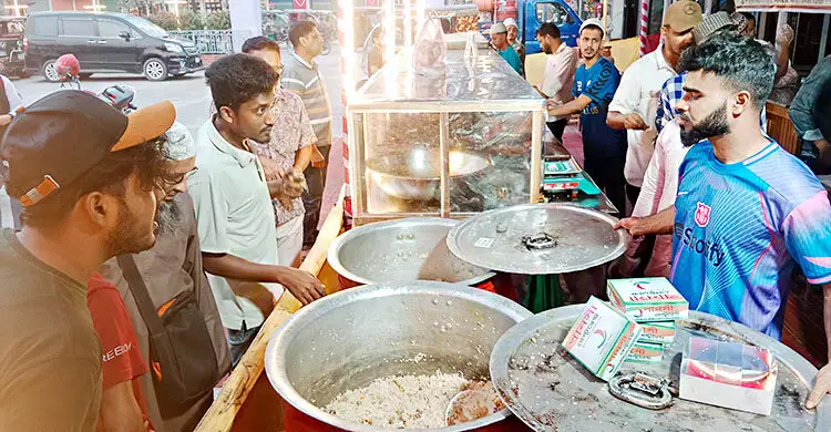 মৌলভীবাজারে ইফতারে জনপ্রিয় খাবার ‘আখনি পোলাও’