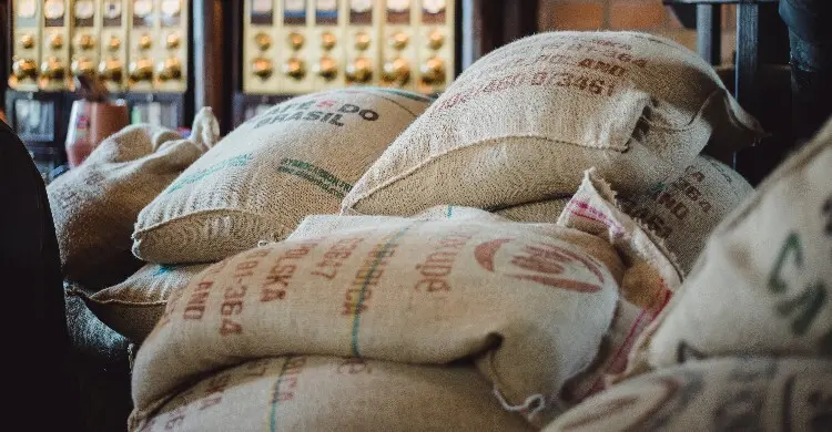 পরিবারের জন্য বেশি পরিমাণ খাদ্যসামগ্রী কিনে রাখা কি নাজায়েজ?