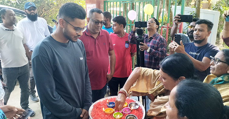 গ্রামের বাড়িতে জাতীয় দলের ফুটবলার শমিত সোম