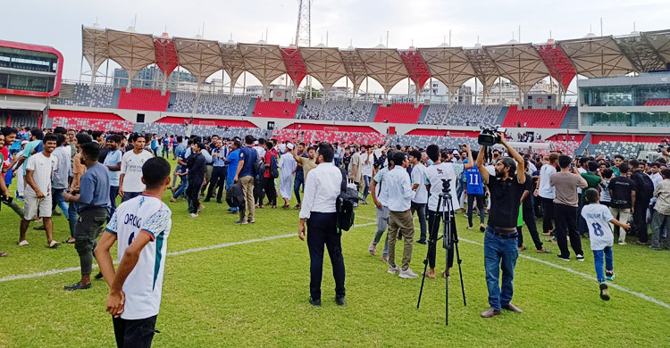 ট্রায়াল শেষ হতেই মাঠের মধ্যে শতশত দর্শক