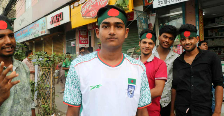 হৃদয়ে ক্রিকেট, গায়ে বাংলাদেশ ফুটবল দলের জার্সি