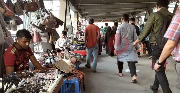 হকার-ভিক্ষুকদের দখলে ফুটওভার ব্রিজ