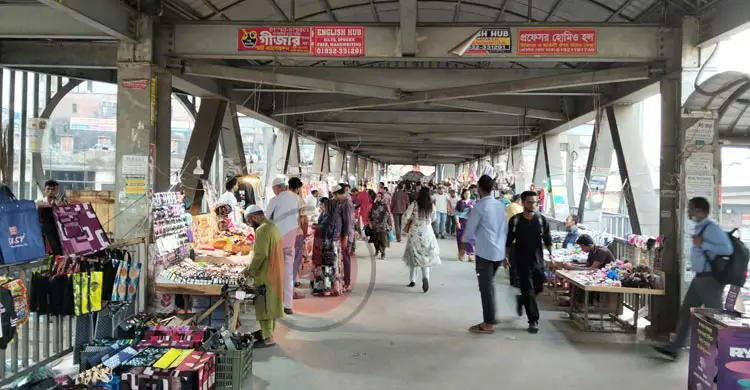 হকার-ভিক্ষুকদের দখলে ফুটওভার ব্রিজ
