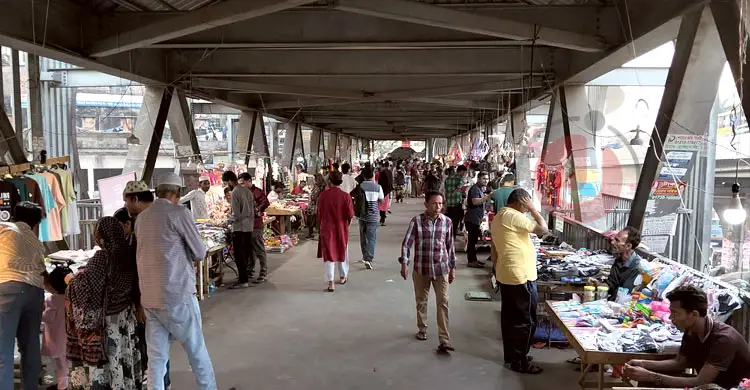 হকার-ভিক্ষুকদের দখলে ফুটওভার ব্রিজ