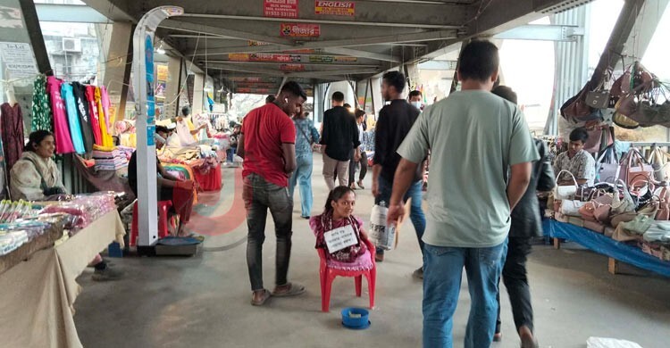 ‘ফুটওভার ব্রিজগুলোর মালিক আসলে হকাররা, আমরাই জোর করে ব্যবহার করি’