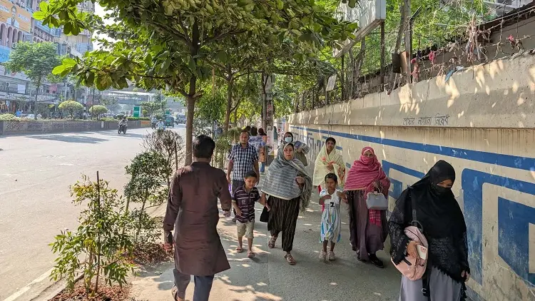 দখলমুক্ত থাকায় ফুটপাতে স্বস্তিতে চলাচল করছেন পথচারীরা/ ছবি- জাগো নিউজ