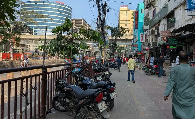 হকার না বসলেও কোথাও কোথাও ফুটপাতে মোটরসাইকেল রাখা হয়েছে/ ছবি- জাগো নিউজ