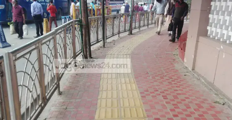 ফুটপাতের এই হলুদ টাইলস নিছক সাজসজ্জার অংশ নয়