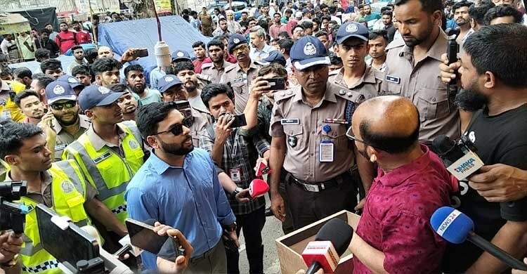 ফার্মগেটে ফুটপাত দখলমুক্ত করতে উচ্ছেদ অভিযান শুরু