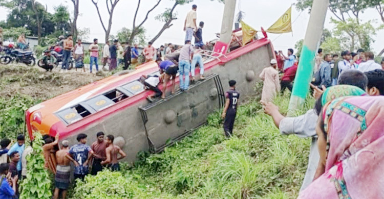 ফরিদপুরে বাস উল্টে খাদে, নিহত বেড়ে ৭
