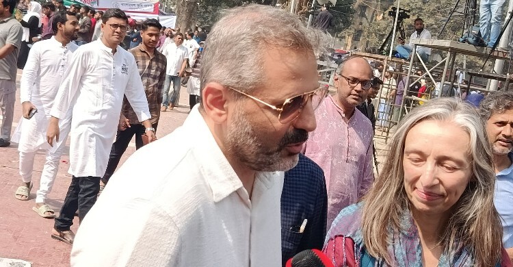 ভাষার প্রতি এমন আবেগে বিদেশিরাও মুগ্ধ