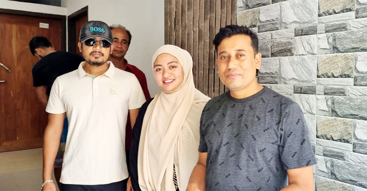 প্রেমের টানে মালয়েশিয়া থেকে ফরিদপুরে তরুণী