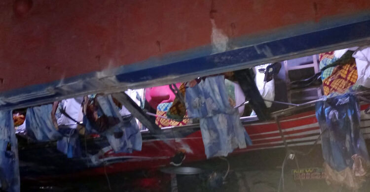 ফরিদপুরে বাস খাদে পড়ে নিহত ৩