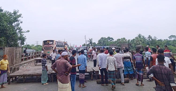 ফরিদপুরে মহাসড়ক অবরোধ, ঢাকার সঙ্গে যোগাযোগ বিচ্ছিন্ন ২১ জেলার