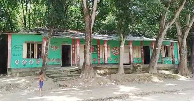 বৃষ্টি হলেই চাল দিয়ে পানি পড়ে স্কুলের বেঞ্চে