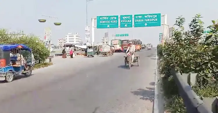 ফরিদপুরে সাড়ে ৪ ঘণ্টা পর ঢাকা-খুলনা মহাসড়কে যান চলাচল শুরু
