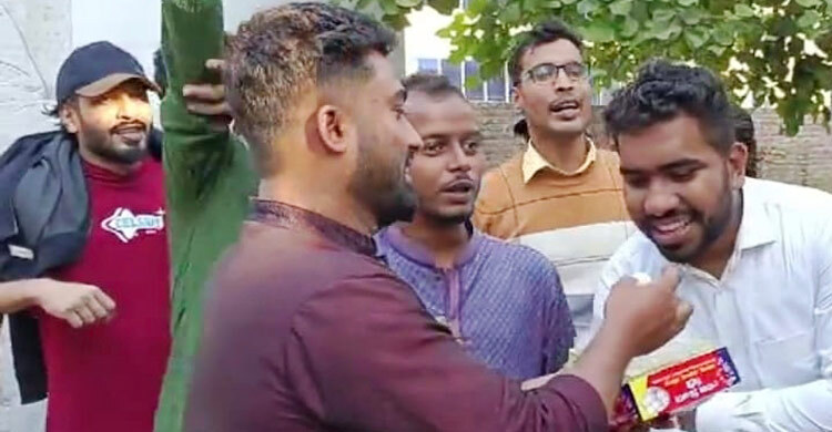 শেখ হাসিনার ফাঁসির রায়ে ফরিদপুরে মিষ্টি বিতরণ