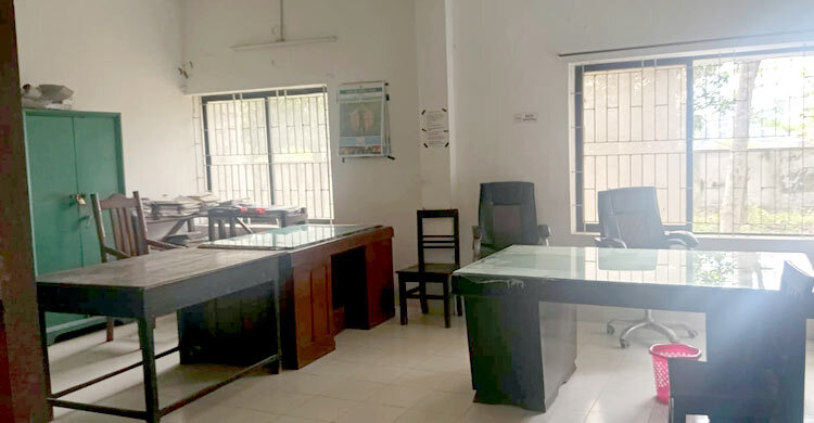 চেয়ার-টেবিল ফাঁকা পড়ে আছে, নেই সওজ কর্মকর্তা