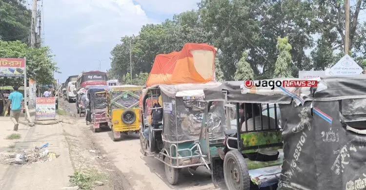 যানজটের শহরে খাঁড়ার ঘা হয়ে এসেছে ফুটপাত দখল