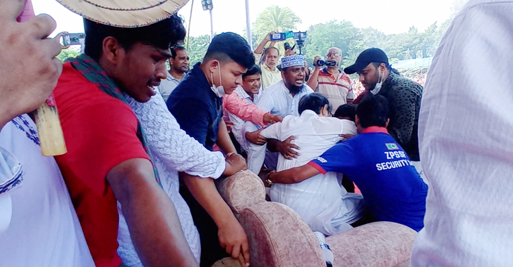 সম্মেলনের মঞ্চে জ্ঞান হারালেন জাকের পার্টির চেয়ারম্যান