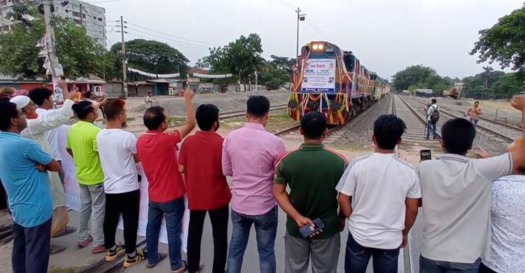 প্রথম দিনেই স্টপেজ দাবিতে ফরিদপুর স্টেশনে ট্রেনের গতিরোধ