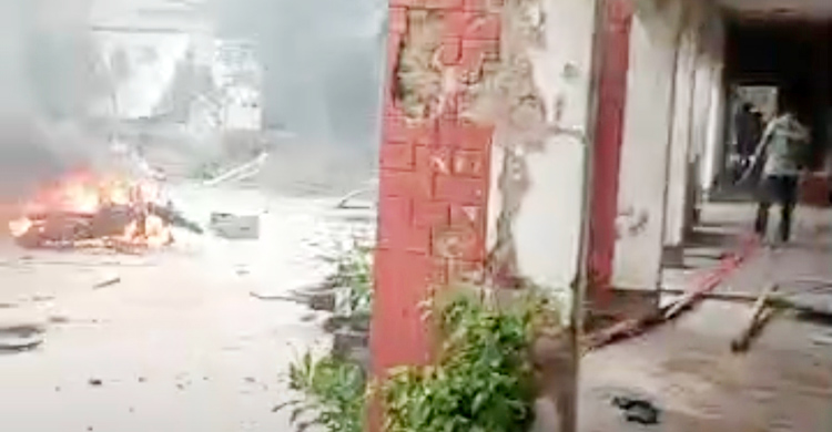 পুলিশ সদস্যদের ওপর হামলা, দৌড়ে আশ্রয় নিলেন মসজিদে
