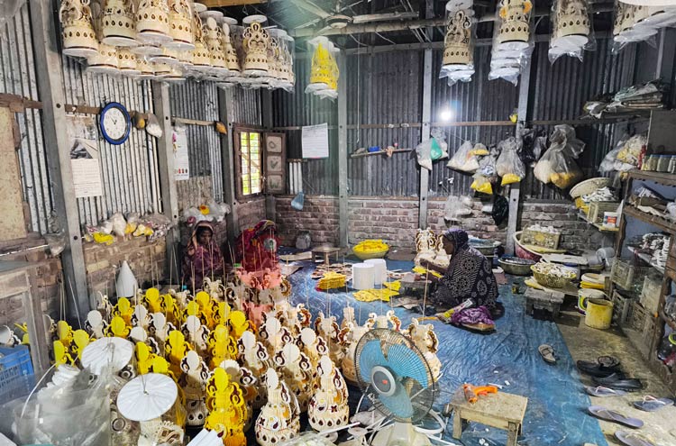 বিয়ের টোপর-কাপালি গড়ে ৩০ বছর ধরে সংসার চলে মিঠুন কুমারের