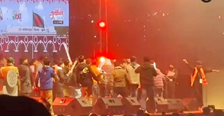 বহিরাগতদের হামলায় ফরিদপুরে জেমসের কনসার্ট পণ্ড