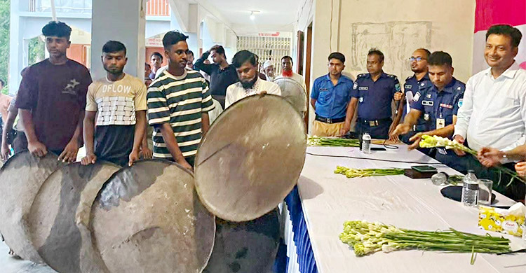অস্ত্রের বিনিময়ে ফুল দিয়ে বরণ করে নিলো পুলিশ