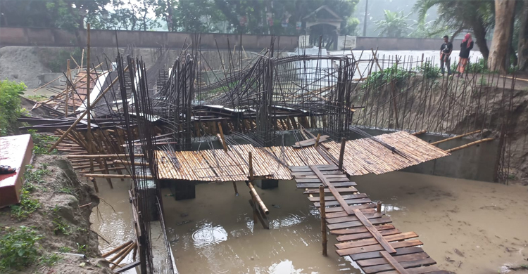 ধসে পড়লো নির্মাণাধীন সেতু, গা ঢাকা দিয়েছেন ঠিকাদার