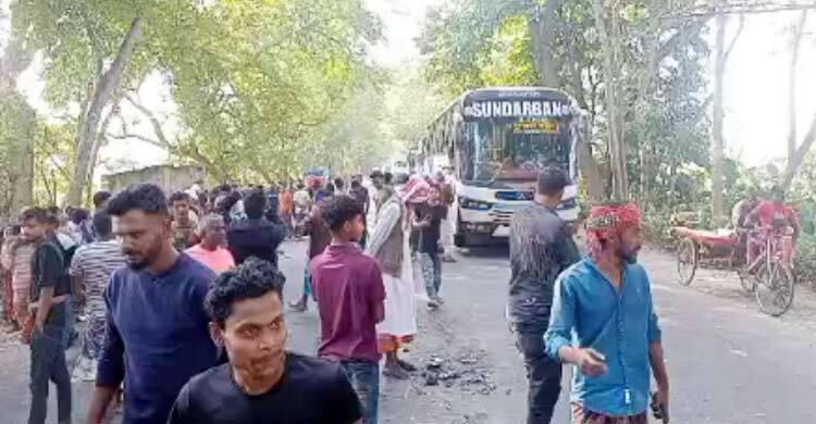 চেকপোস্টে দাঁড়ানো দুই মোটরসাইকেল আরোহীকে চাপা দিয়ে মারলো বাস