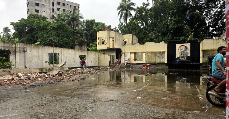 আ’লীগ কার্যালয়ের ওপর নির্মাণ হচ্ছে জুলাই শহীদ স্মৃতি স্তম্ভ