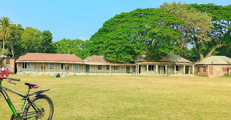 ১২ শিক্ষকের বিদ্যালয়ে ২৪ জন পরীক্ষার্থী, পাস করলো দুজন