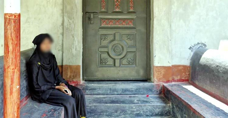 স্বামীকে তালাক দিয়ে প্রেমিকের বাড়িতে অনশনে এক সন্তানের জননী