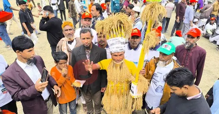 তারেক রহমানকে দেখতে ধানের শীষ গায়ে জড়িয়ে সমাবেশ মাঠে সেলিম