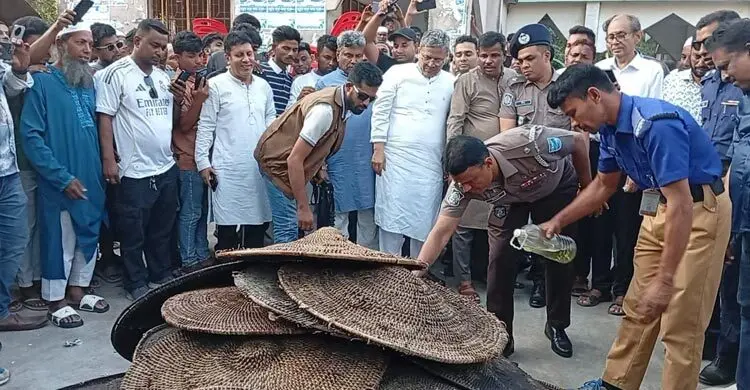 ফরিদপুরে অর্ধশত ঢাল পুড়িয়ে গ্রাম্য বিরোধের অবসান
