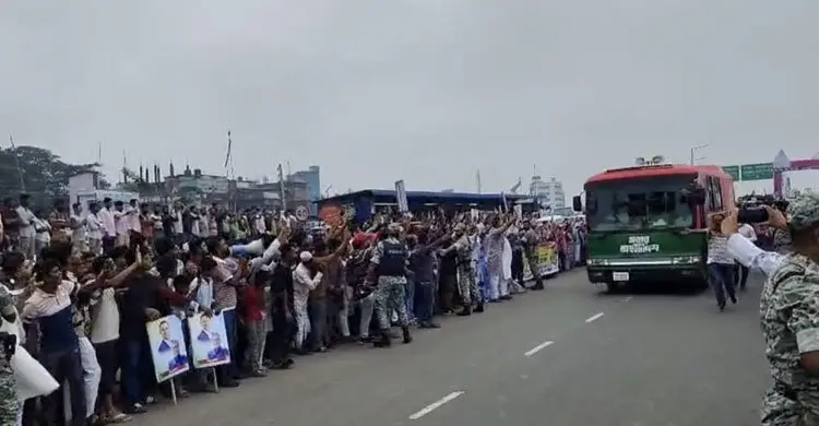 সড়কে দাঁড়িয়ে শুভেচ্ছা জানালেন ফরিদপুরের হাজারো নেতাকর্মী