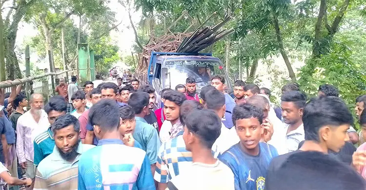 বিদ্যালয়ের মালামাল টেন্ডার ছাড়াই বিক্রির সময় আটকে দিলো জনতা