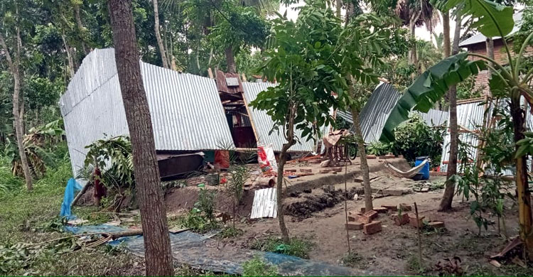 ফরিদপুরে হঠাৎ ঝড়, বাড়িঘর বিধ্বস্ত