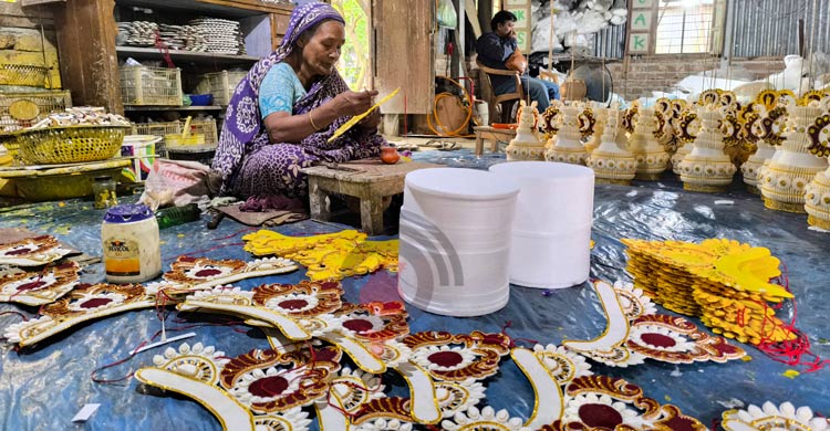বিয়ের টোপর-কাপালি গড়ে ৩০ বছর ধরে সংসার চলে মিঠুন কুমারের