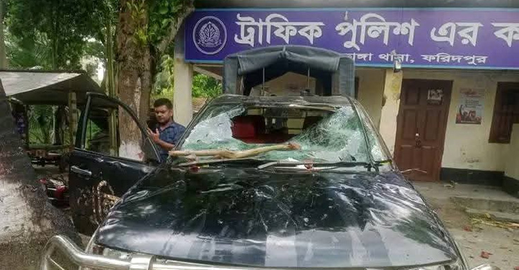 তাণ্ডবের পর ভাঙ্গা এখন শান্ত, তবে দুই মহসড়কে অবরোধ চলছে