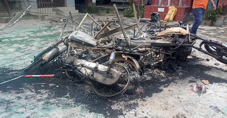 তাণ্ডবের পর ভাঙ্গা এখন শান্ত, তবে দুই মহসড়কে অবরোধ চলছে