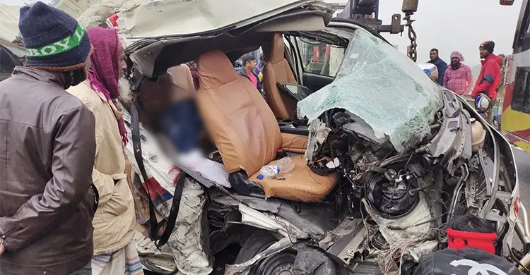 ফরিদপুরে ট্রাক-অ্যাম্বুলেন্স মুখোমুখি সংঘর্ষ, নিহত ৩