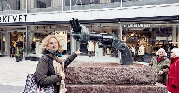 মানুষের মাঝে বাঁচতে চাই