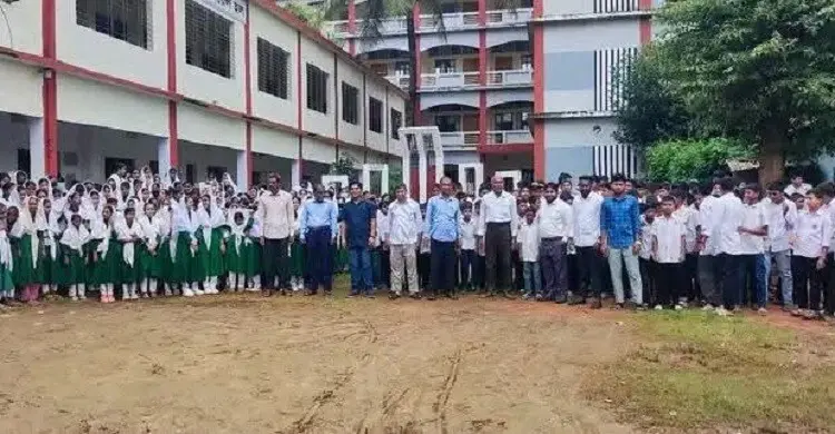 ফটিকছড়ি উত্তর উপজেলা সদর যৌক্তিক স্থানে চেয়ে ক্লাস-পরীক্ষা বর্জন 