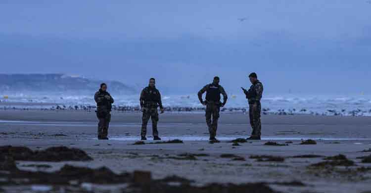 যুক্তরাজ্যগামী অভিবাসীদের সমুদ্র থেকেই আটক করবে ফ্রান্স