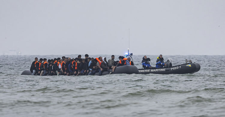 অভিবাসীদের ফ্রান্সে পাঠাচ্ছে যুক্তরাজ্য