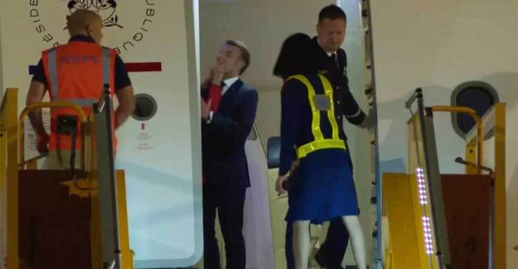 স্ত্রীর হাতে ‘মার’ খাওয়ার ঘটনাকে ‘মজার মুহূর্ত’ বললেন ম্যাক্রোঁ