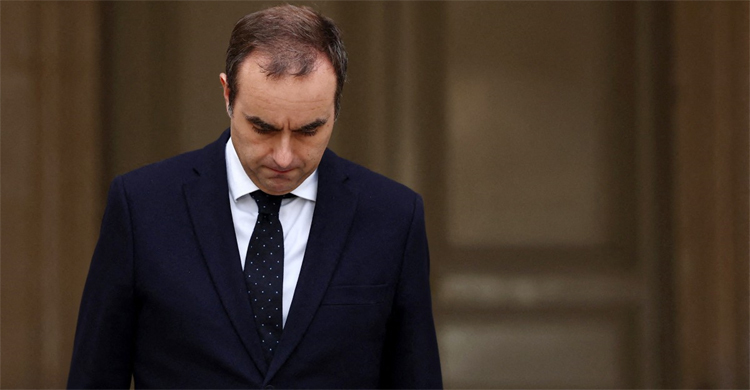 দায়িত্ব গ্রহণের এক মাসেরও কম সময়ে ফরাসি প্রধানমন্ত্রীর পদত্যাগ