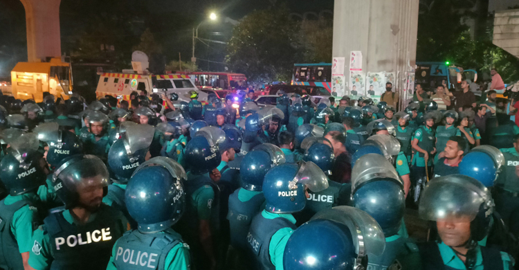 পুলিশের ধাওয়ায় শাহবাগ ছাড়লো অবরোধকারীরা, যান চলাচল শুরু